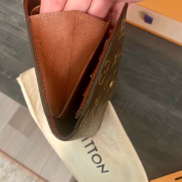 Louis Vuitton International Wallet - Picture 11 of 15
